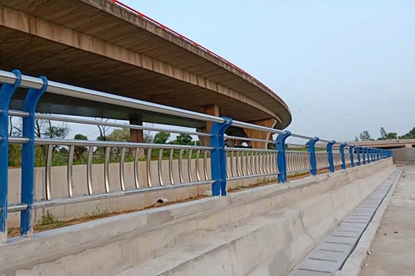 不鏽（xiù）鋼欄杆（gǎn）